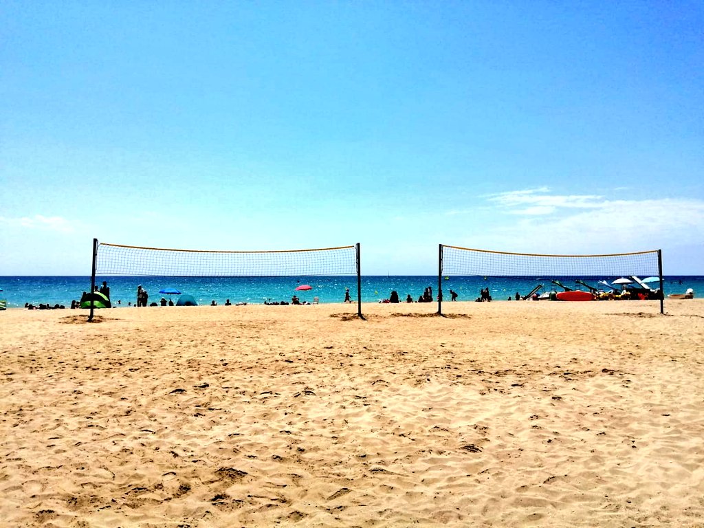 ajAltafulla's tweet photo. 😎 Seguim posant a punt espais esportius a l'aire lliure per a què pugueu realitzar activitats com el 🏖🏐 vòlei platja!
‼ Recordeu fer-ne un bon ús i sobretot, espais segurs 👉 mentre feu activitat no cal #mascareta, però si estàs de públic o esperant el teu torn 😷 #posatela https://t.co/rIaPUlAoCb