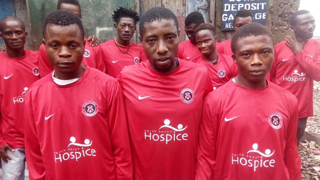 WharfKids's tweet photo. Huge thanks to the awesome Barnstaple Town FC @official_BTFC, @byeo1979 and @CQCLtd for donating football strips to Sierra Leone local clubs. Can spot at least one Ebola survivor here - probably several more. #AfterEbola #SierraLeone #ThankYou https://t.co/SomvqLIxm2
