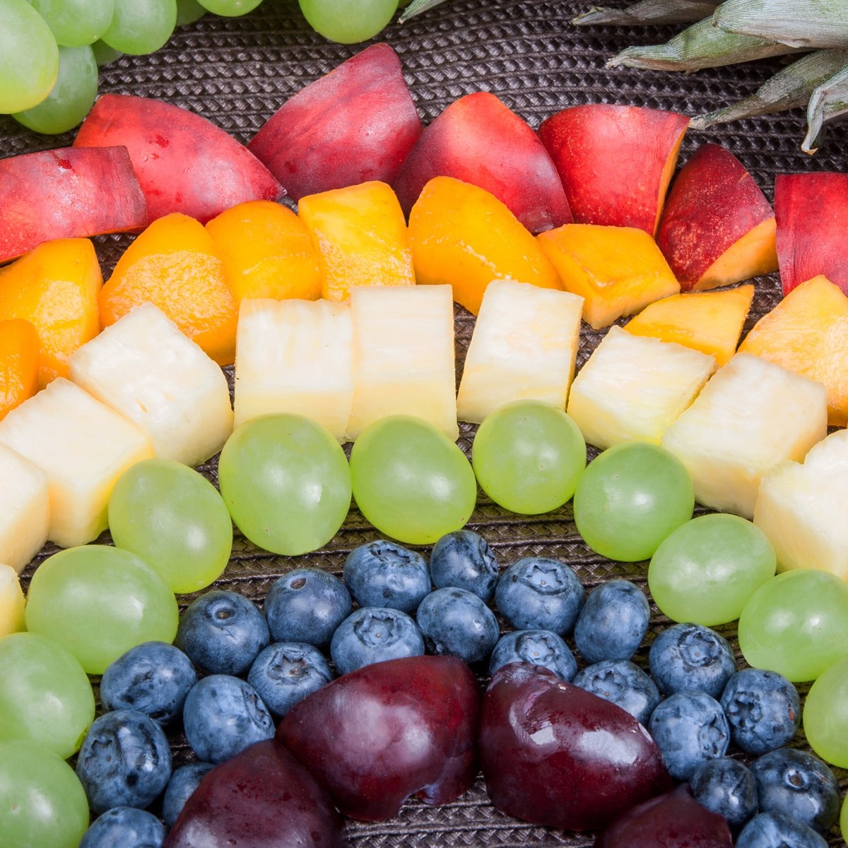 NatureKnowsInc's tweet photo. Enjoying all the rainbow of fruits this summer! 🌈

It's always great to make food fun! It gets the kids involved in making healthy food choices. Hanging out in the backyard and snacking on healthy fruit!  

Mom Tip: If the kids help they will be more likely to eat the food! ♥️ https://t.co/Im7QOmgYzQ