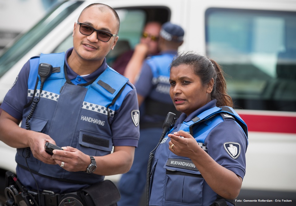 Schiedamse collega's; beterschap! Als goede buur(gemeente) helpen we <a href="/schiedam_nl/">Gemeente Schiedam</a>. Samen met @Politie_Rdam en @Irado_Online neemt onze #Handhaving010 tijdelijk taken op het gebied van veiligheid-handhaving-dienstverlening waar.
#SamenSterk #AlleenSamen
schiedam.nl/nieuws/medewer…