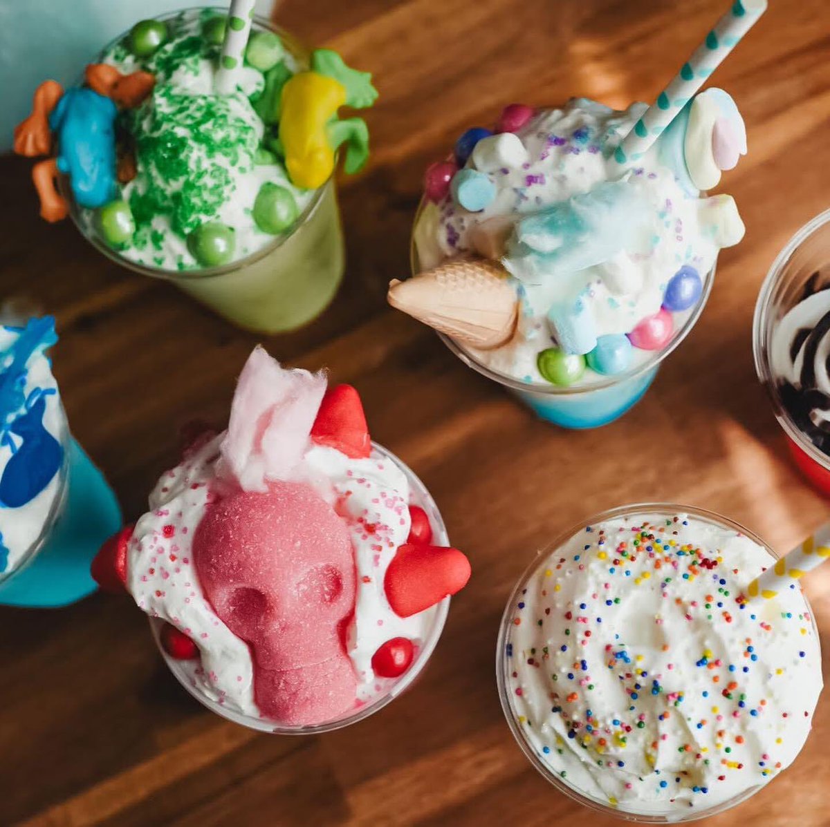 CarnivalCafe1's tweet photo. Our milkshakes bring everyone to the yard! The all star line up! Everything from vanilla classic to blue unicorn! 🤤
.
Tag a friend who needs these!
👇
.
📷 @foodsparksjoy 
.
 #Carnivaleats #downtownchow #CalgaryEats #YYC  #yyceats #YYCnow #datenightyyc #EatCalgary https://t.co/YO6idkHicr
