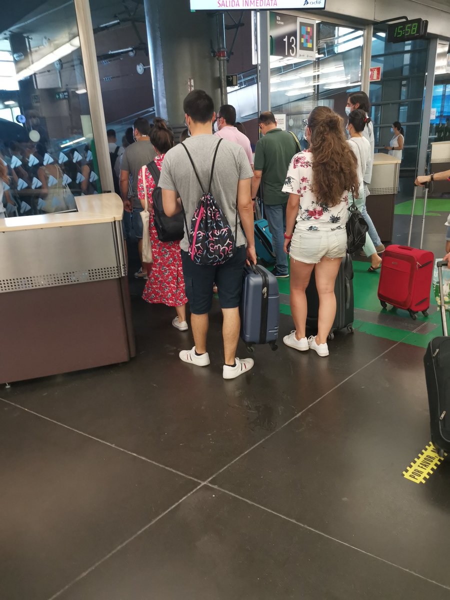 LIANIVERSON's tweet photo. si el retraso es mayor de 15 minutos deben devolver el 50% del importe ni desinfecta el tren ni pasa la tarjeta de embarque #Atocha #Renfe #ResponsabilidadSocial @Renfe https://t.co/mdCca5VecO