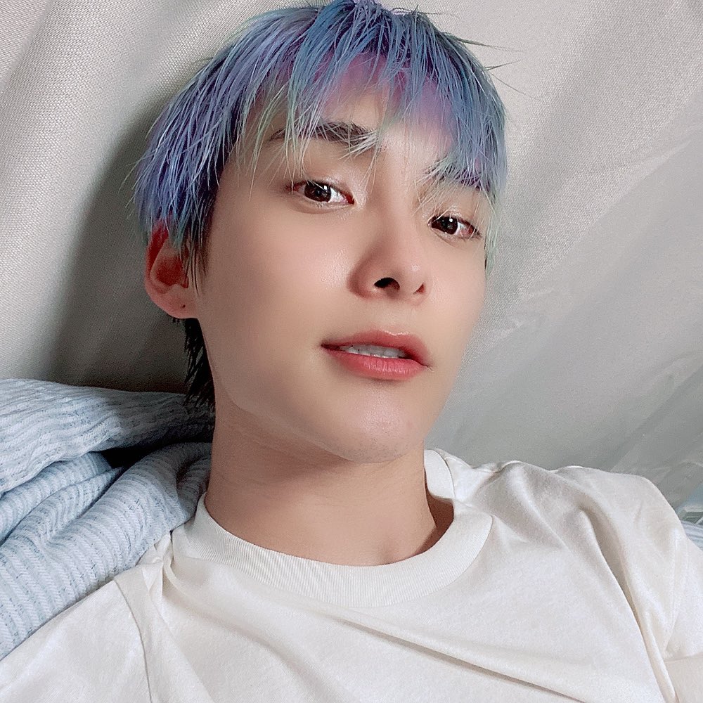 official_ACE7's tweet photo. [#에이스_준]
하...안녕 초이들 너무너무 보고싶은 밤이네.
다들 잘 지내고 있는거지? 
요즘 머리 때문에 쉽지가 않았지만 이렇게
라도... 💕 보고싶다 힘내 항상 우리 초이스 💕 
#ACE #에이스 #CHOICE #초이스 https://t.co/kF4F812xWy