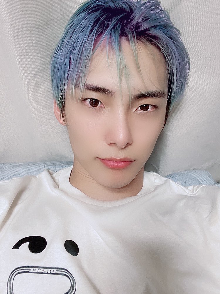 official_ACE7's tweet photo. [#에이스_준]
하...안녕 초이들 너무너무 보고싶은 밤이네.
다들 잘 지내고 있는거지? 
요즘 머리 때문에 쉽지가 않았지만 이렇게
라도... 💕 보고싶다 힘내 항상 우리 초이스 💕 
#ACE #에이스 #CHOICE #초이스 https://t.co/kF4F812xWy