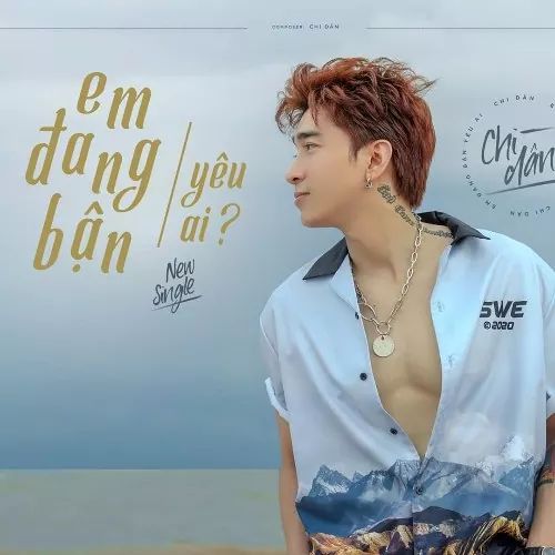 Vpop_On's tweet photo. [#Comeback] Chi Dân está de volta com um lyric video para a música "Em Đang Bận Yêu Ai".

Confira:
https://t.co/cosCkV2zX9

#vpop #ChiDan #Vietnamesepop #singer https://t.co/U0Yc1XdBTY