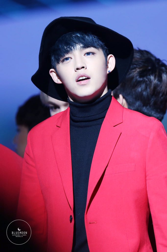 a thread of scoups on a turtle neck that could choke u;