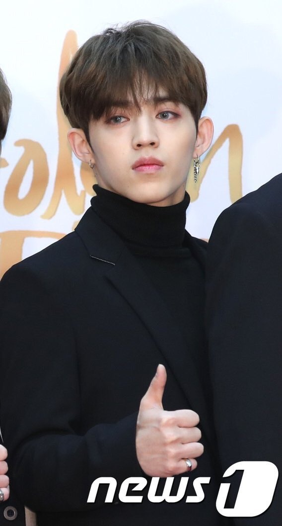 a thread of scoups on a turtle neck that could choke u;