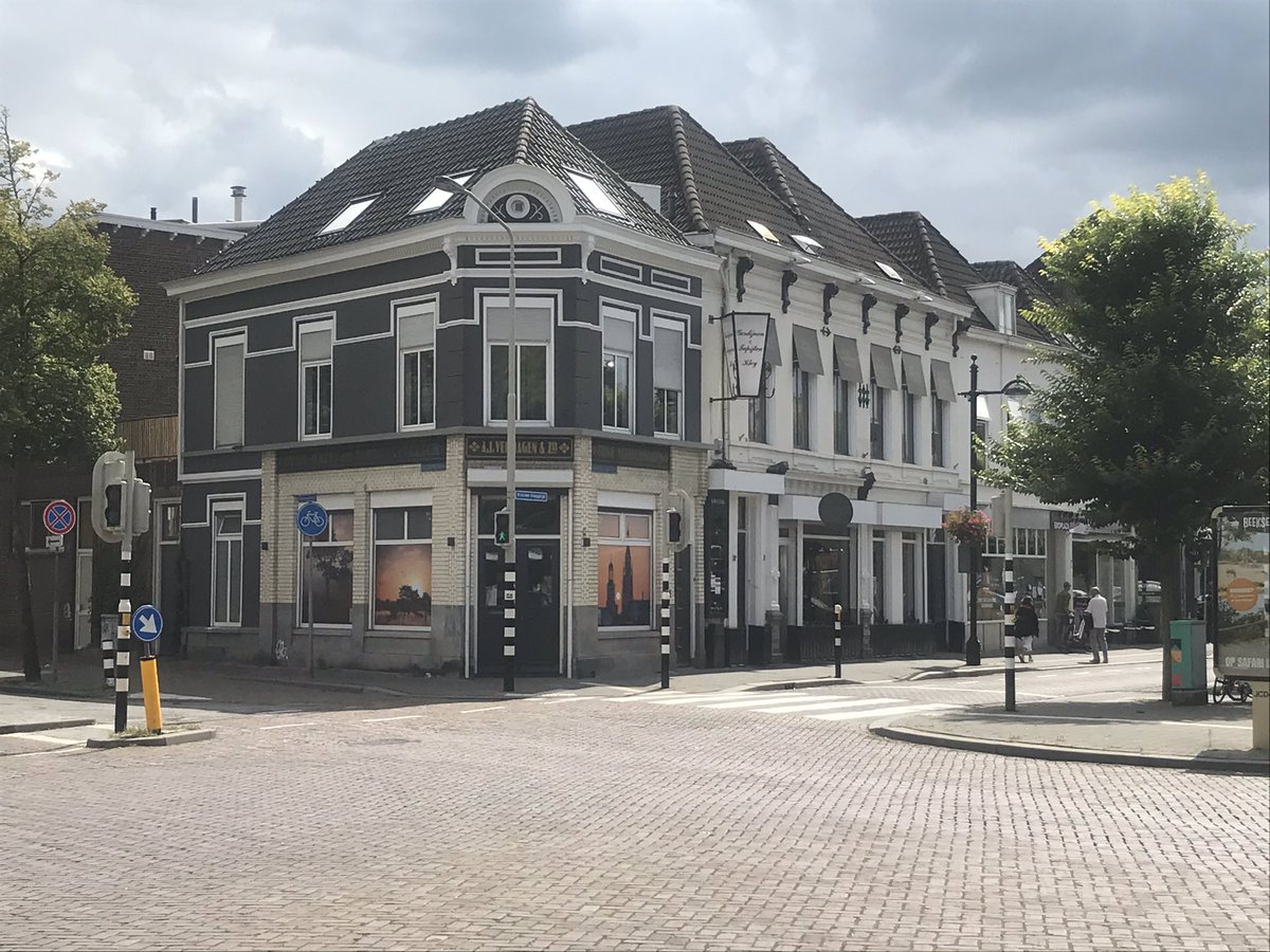MerelMulders's tweet photo. Pand zoekt gebruiker; in tussentijd worden ramen gebruikt voor een  fotoexpo #ikmaakbredamooier #NieuweHaagdijk @GroteKerkBreda 📷 gre van pelt https://t.co/SAuHFPCvhs