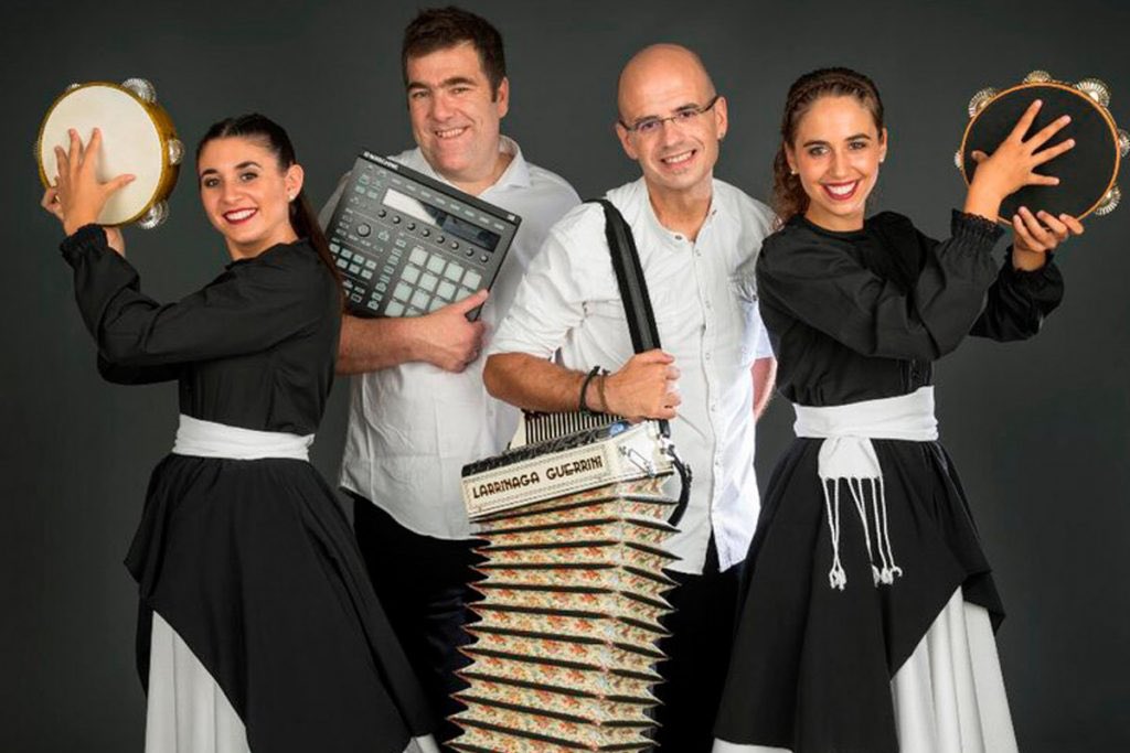 2020 MUSIKAIRE Jaialdia, Elorrio
DATA: Uztailak 24 Ostirala
ORDUA: 22:30ean
LEKUA: San Roke
SARRERA: Doan
TOPA-K (Zuzenean) <a href="/TopaTopaka/">TOPA-K</a> <a href="/Korrontzi/">Korrontzi</a> <a href="/djmakala/">Mikel Makala</a> @txo_elurmaluta 
musikaire.eus/artistak/topa-…