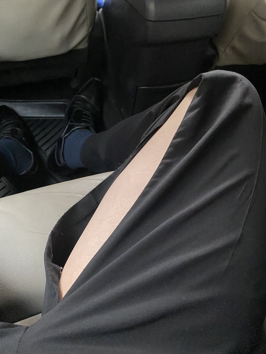 pan_kojo's tweet photo. 最近忙しくしてるからか、時間があっという間に過ぎる。時間が流れるのが早い。水の中で息を止めてたら、1日が終わってるような感覚です。
今日急ぎ目に車に乗り込んだらスーツのズボンが破けた。破けた瞬間、時が止まった。 https://t.co/8sbFaS6ctU