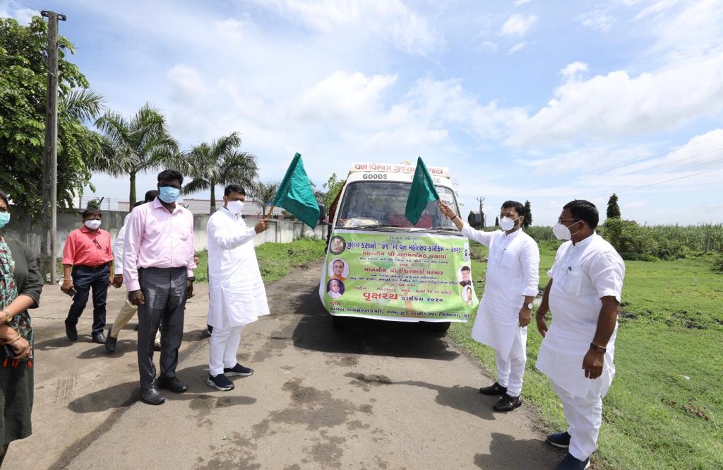 k_sasikumar's tweet photo. Ayuverdic way of fighting corona 2020... distribution of Tulsi, audushi , lemon grass , Ajmo plants distribution in @barodli , surat @CFBharuchSF @GujForestDept @k_sasikumar @Apccf #coronavirus #GFD #suratdariz https://t.co/RCmHrd2WWu