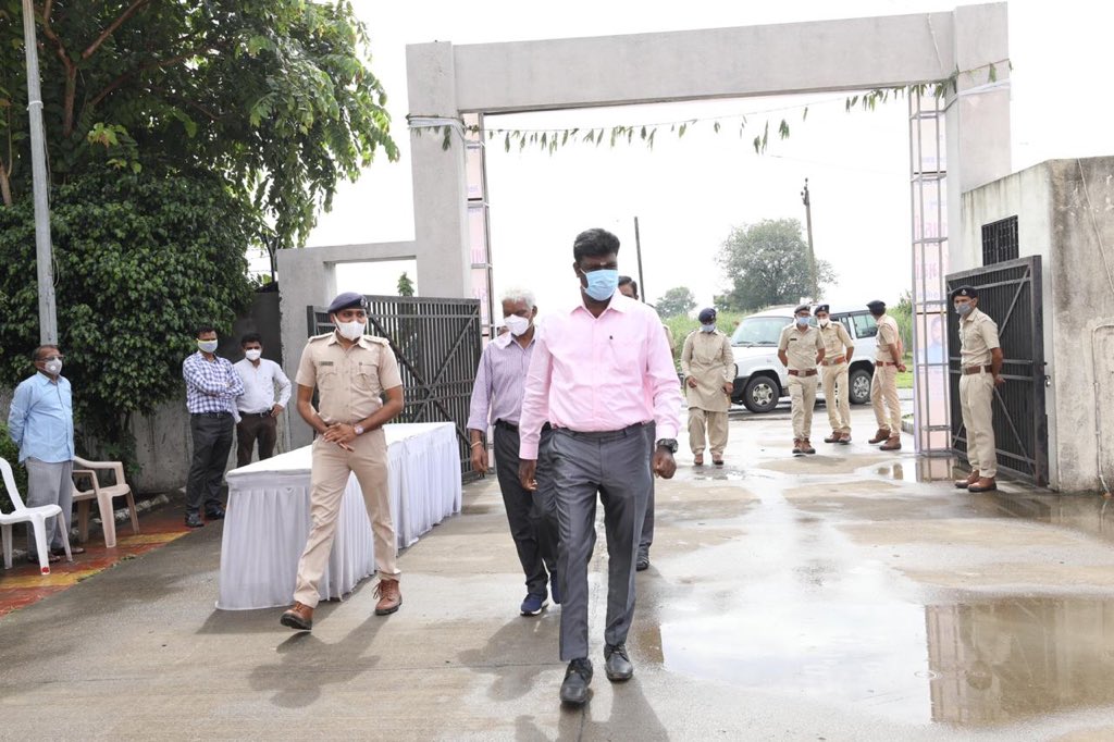 k_sasikumar's tweet photo. Ayuverdic way of fighting corona 2020... distribution of Tulsi, audushi , lemon grass , Ajmo plants distribution in @barodli , surat @CFBharuchSF @GujForestDept @k_sasikumar @Apccf #coronavirus #GFD #suratdariz https://t.co/RCmHrd2WWu
