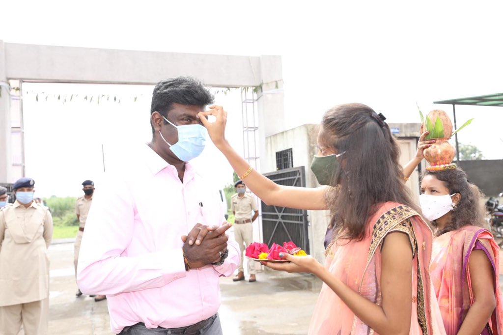 Ayuverdic way of fighting corona 2020... distribution of Tulsi, audushi , lemon grass , Ajmo plants distribution in @barodli , surat <a href="/CFBharuchSF/">Pȯmp 🌪️ᅠᅠᅠᅠᅠᅠᅠᅠᅠᅠᅠᅠᅠᅠᅠᅠᅠᅠᅠᅠᅠᅠᅠᅠᅠᅠᅠᅠᅠᅠᅠᅠᅠᅠᅠᅠᅠᅠᅠᅠ</a> <a href="/GujForestDept/">GujaratForestDept</a> <a href="/k_sasikumar/">Dr. K. SASIKUMAR</a> @Apccf #coronavirus #GFD #suratdariz