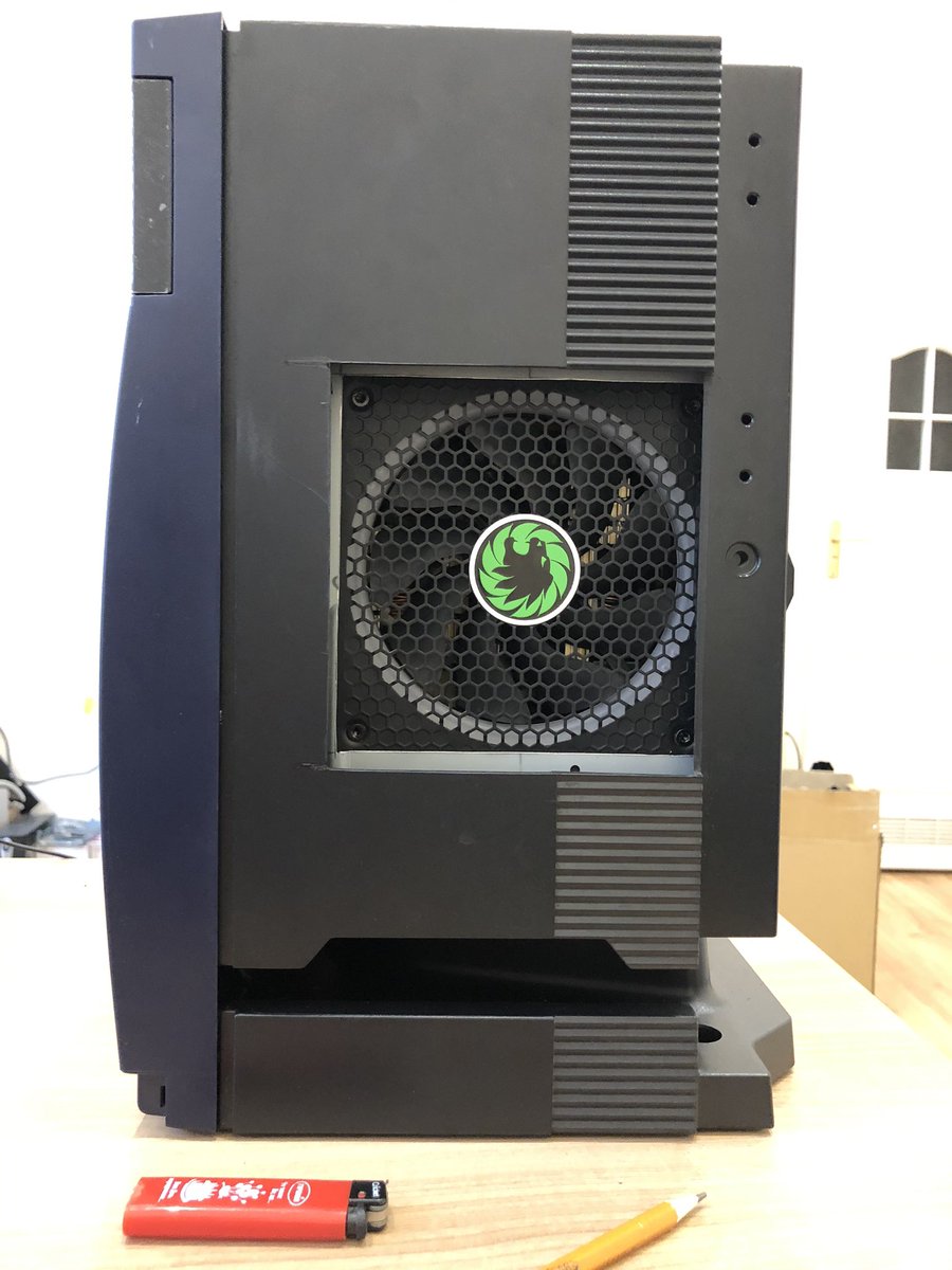 WowihaY's tweet image. #CustomMod залишилося прорізати в лівій панелі вентиляційний отвір, проклеїти акрілом ніші під кулєр справа та  під відяшно-материнські роз'єми зліва. Та винести свістопєрдєлки-світяшки на передню панель. Найшов навіть з якогось ноута асус вбудовану аудіосистему. Може втулю.