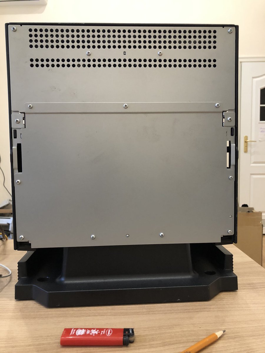 WowihaY's tweet image. #CustomMod залишилося прорізати в лівій панелі вентиляційний отвір, проклеїти акрілом ніші під кулєр справа та  під відяшно-материнські роз'єми зліва. Та винести свістопєрдєлки-світяшки на передню панель. Найшов навіть з якогось ноута асус вбудовану аудіосистему. Може втулю.