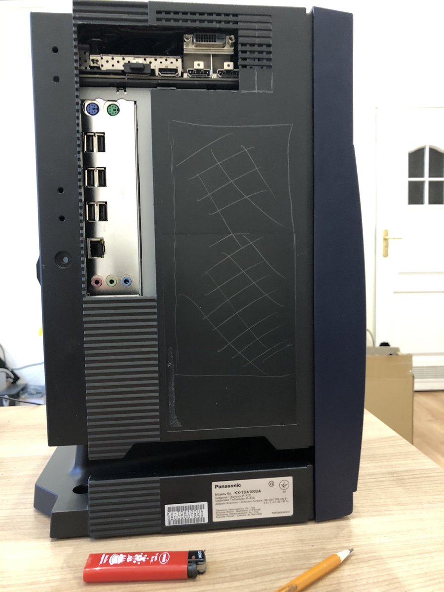 WowihaY's tweet image. #CustomMod залишилося прорізати в лівій панелі вентиляційний отвір, проклеїти акрілом ніші під кулєр справа та  під відяшно-материнські роз'єми зліва. Та винести свістопєрдєлки-світяшки на передню панель. Найшов навіть з якогось ноута асус вбудовану аудіосистему. Може втулю.