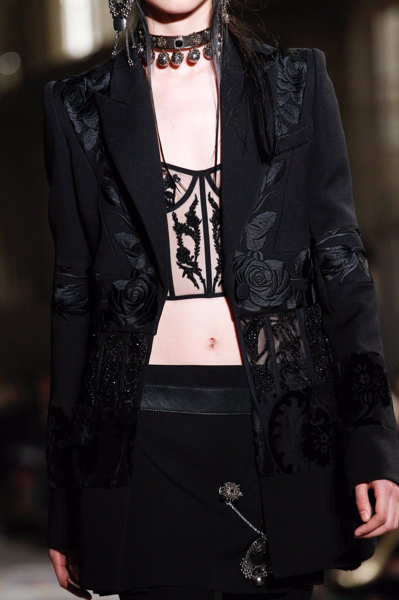 diorangxl's tweet photo. Alexander McQueen Spring 2017 RTW https://t.co/8DW72W3uNE