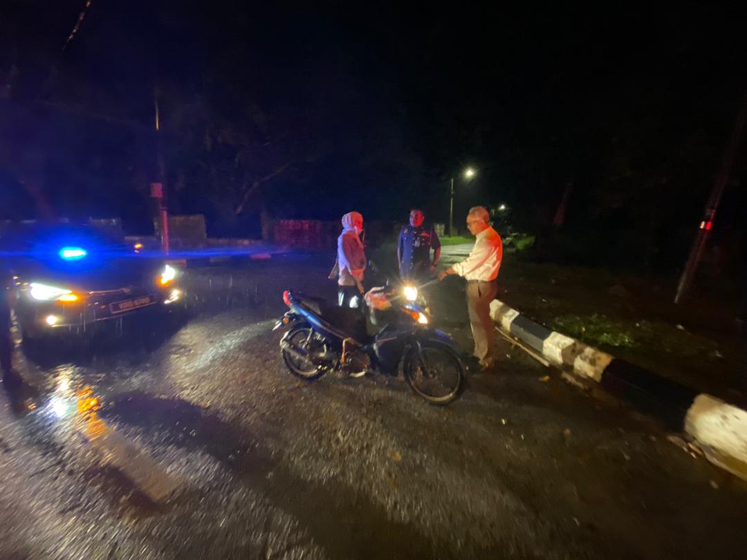 BOMBAperak's tweet photo. Keperihatinan YBhg Datuk Zainal Abidin bin Abu Hassan, Ketua Setiausaha KPKT menghulurkan bantuan kepada  remaja yg terbabas motosikal di Jln Raja Dihilir berhampiran Bulatan Sultan Abdul Aziz ketika dalam perjalanan ke Ipoh sempena lawatan kerja rasmi ke Ng Perak
@kpkt_gov https://t.co/tvzh49CmSf