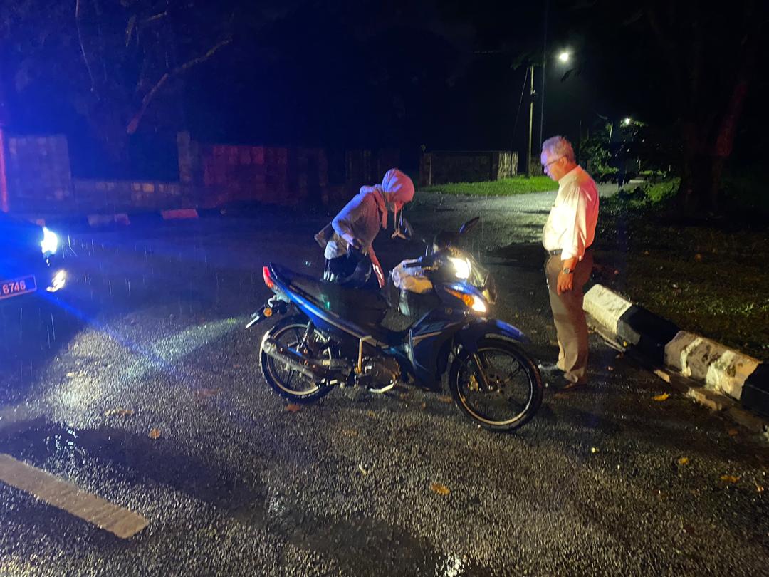 BOMBAperak's tweet photo. Keperihatinan YBhg Datuk Zainal Abidin bin Abu Hassan, Ketua Setiausaha KPKT menghulurkan bantuan kepada  remaja yg terbabas motosikal di Jln Raja Dihilir berhampiran Bulatan Sultan Abdul Aziz ketika dalam perjalanan ke Ipoh sempena lawatan kerja rasmi ke Ng Perak
@kpkt_gov https://t.co/tvzh49CmSf