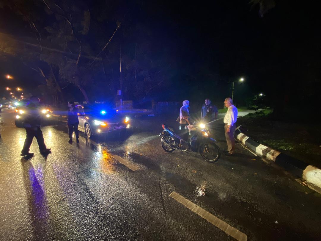 Keperihatinan YBhg Datuk Zainal Abidin bin Abu Hassan, Ketua Setiausaha KPKT menghulurkan bantuan kepada  remaja yg terbabas motosikal di Jln Raja Dihilir berhampiran Bulatan Sultan Abdul Aziz ketika dalam perjalanan ke Ipoh sempena lawatan kerja rasmi ke Ng Perak
<a href="/kpkt_gov/">KPKT</a>