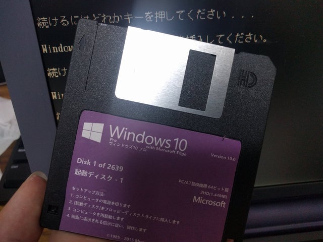 zeichick's tweet image. Remember the fun of installing operating systems like #WindowsNT, #NetWare, and #OS/2 using #floppies? And the last floppy was invariably defective? #Nostalgia