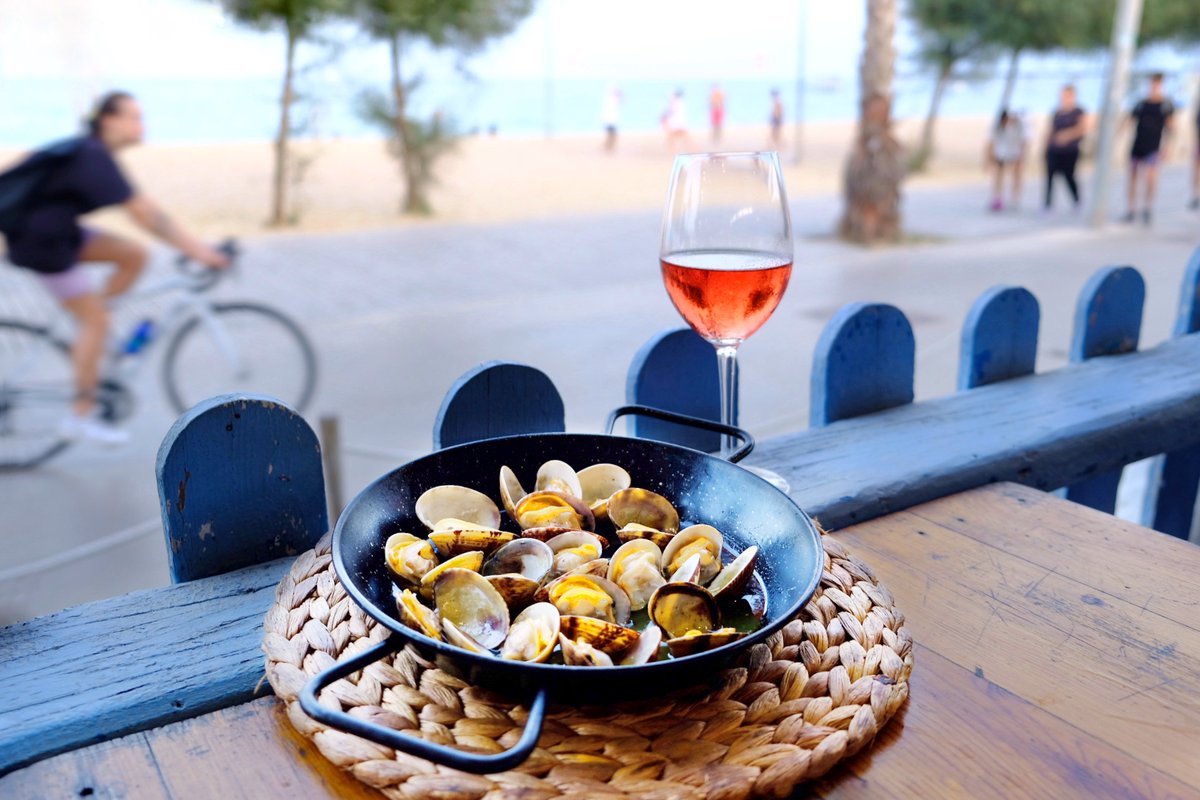 No hay mejor plan de verano que una #paella frente al mar. Te contamos donde econtrar los mejores arroces y fideuá en el litoral de #Barcelona 
losfoodistas.com/paella-fideua-…
<a href="/grupovarela/">Grupo Varela</a> <a href="/romainfornell/">Romain Fornell</a>