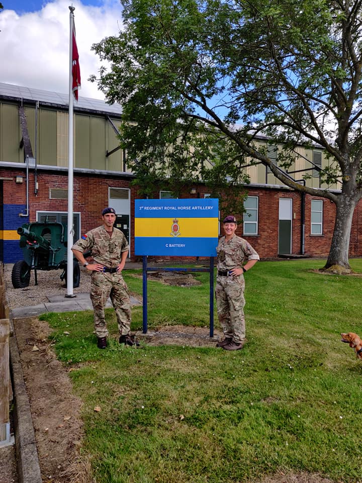 RedCypherMedia1's tweet photo. The current BC of C Battery RHA, Major Chris Ainsworth RHA hands over command to Major Jackie Fidler RHA, we wish Chris and his family success in his new posting and also wish Jackie a successful tour of duty as the new BC of C Battery RHA. https://t.co/C1FlzIlhvk