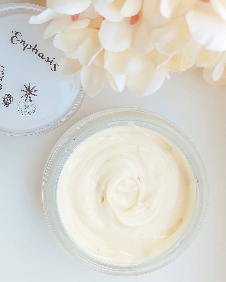 enphasisbeauty's tweet photo. ✅ seals in hydration
✅ plumps skin 
✅ boosts antioxidant protection

Results:
🔹dewy glow 
🔹velvety soft and smooth skin

https://t.co/ZP8kY6HkrX
#glowingskincare  #radiantbeauty #unevenskintone #cosmeticinaturali #ecobiolovers #idratazione #cremaviso  #madeinitaly https://t.co/yyn1T6GdlP