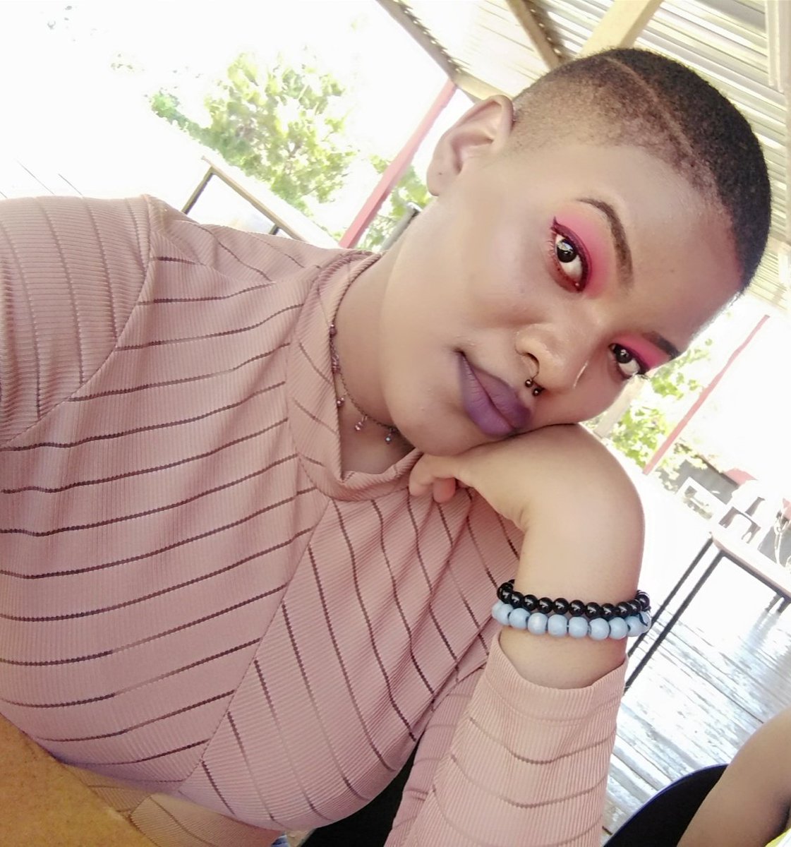 Kayise_Mnguni's tweet photo. "You look pretty without makeup"🙄. Bafana babanani lokucamba emanga🤔
#makeupvsnomakeup https://t.co/Us1N8Q3Ixc