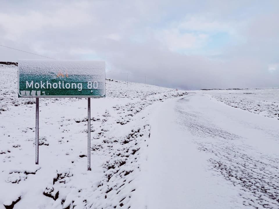 hallaboutafrica's tweet photo. Lesotho, the mountainous country in the depths of winter now, has recorded much more snowfall this year than 2019. Started in April, with a white blanket covering the landscape in mid-July. Low temperature in Maseru today through Sunday: -2 degrees C. https://t.co/x8yxdNaz4O https://t.co/9SckjJsGX5