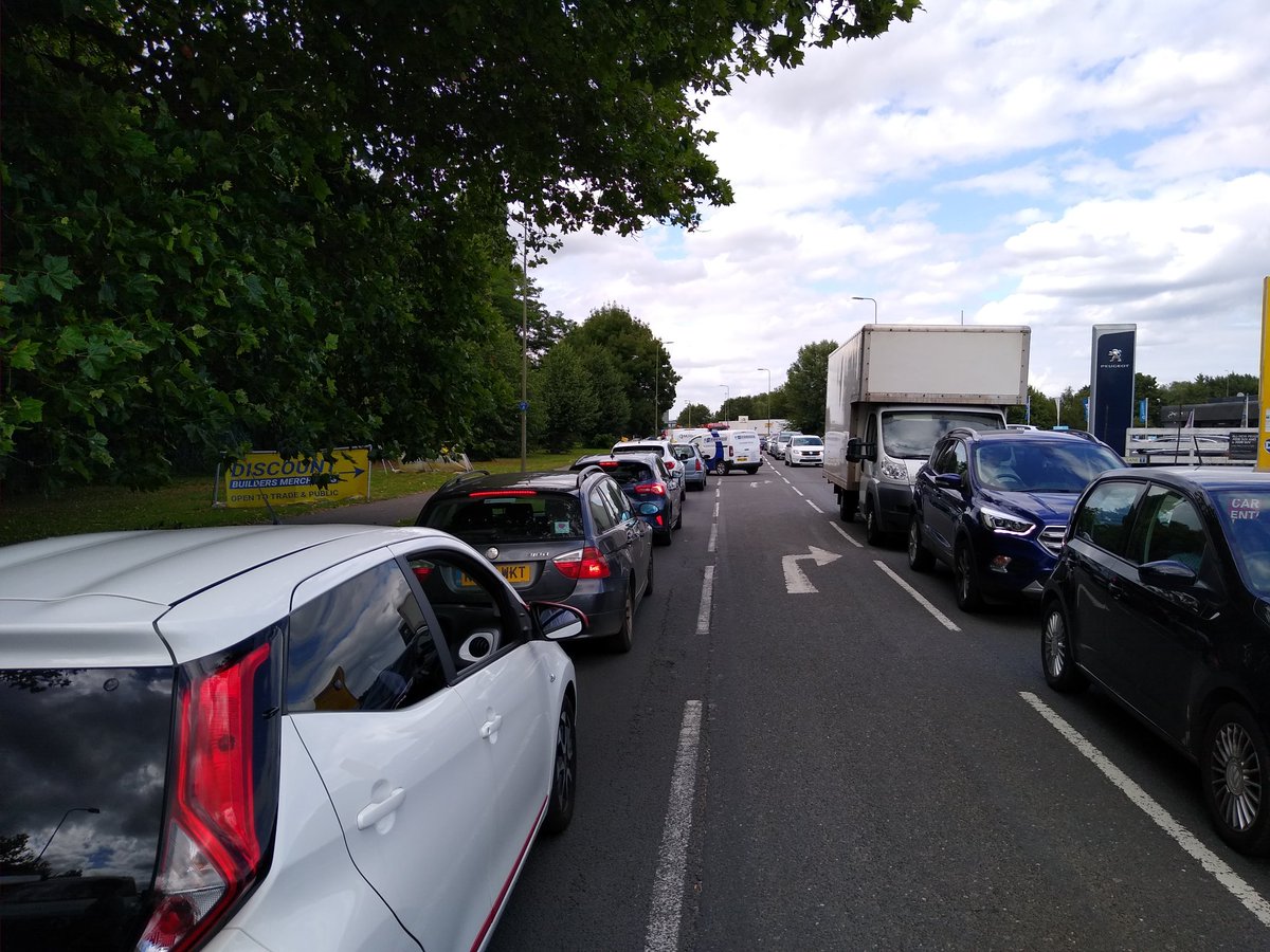 Motoring mafia are staging some sort of mass demonstration here in Banbury. Not sure what there demands are or the point of this protest. Looks like they've been sat here for ages. 

#ShouldHaveCycled 
🚘 = 👎
🚶🚴‍♂️ = 👍