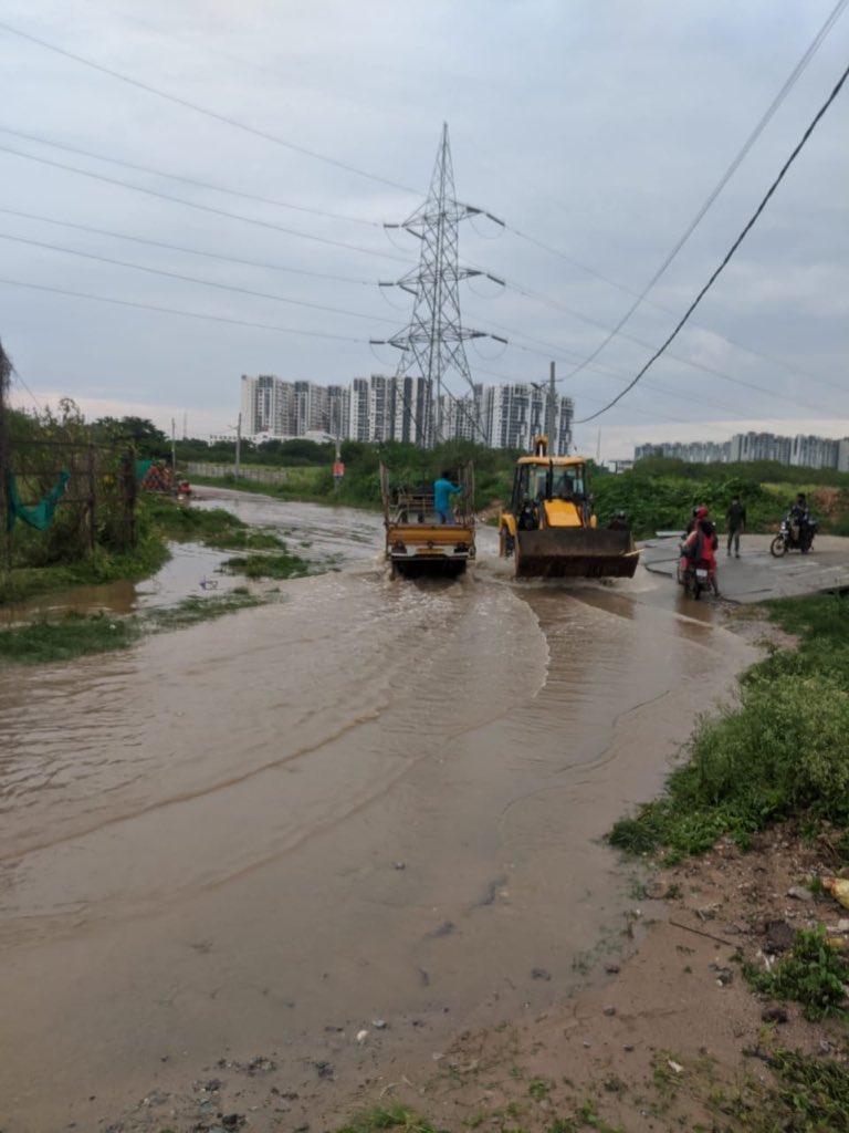 nangia_rashmi's tweet photo. The entire #SilverCountyRoad #Ward191 is in a very bad state. With no proper drains and pathetic condition of the entire road the citizens are facing a lot of issues.Urge the authorities to address this issue ASAP.ЁЯЩП @BBMP_MAYOR @bbmpcommr https://t.co/tACu0Zb9B8