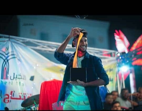 أمام مسجد عثمان بن عفان شارع الكثيري في #عدن في خطبة الجمعة
يفتي بقتل لاعب الخفة #محمد_تيكا
وقال إن هذه أعمال سحر والساحر يجب قتله
ترك الانفلات الامني والاغتيالات والوضع المزري والحر والكهرباء وحاجة الناس ووو ويفتي بقتل شاب بسيط يمارس اسعاد الناس #ابناء_عدن 
#محمد_عبدالكريم_تيكا