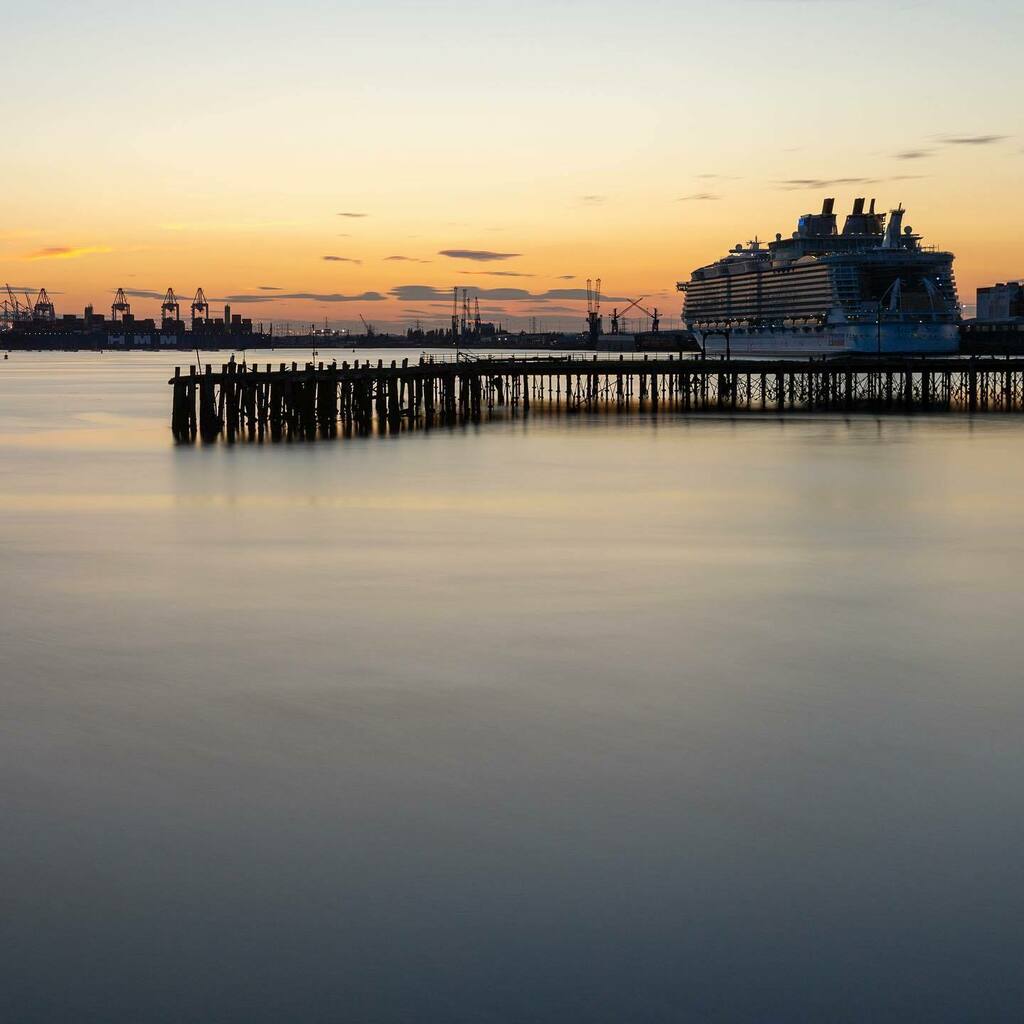 Scumulon's tweet photo. Sunset from Town Quay, with the Allure of the Seas in port. #southampton #townquay #townquaysouthampton #southamptondocks #hampshire #waterfront #sunset #cruiseship #docks #summerevening https://t.co/z3g6kKAma9 https://t.co/BksqymSTVt