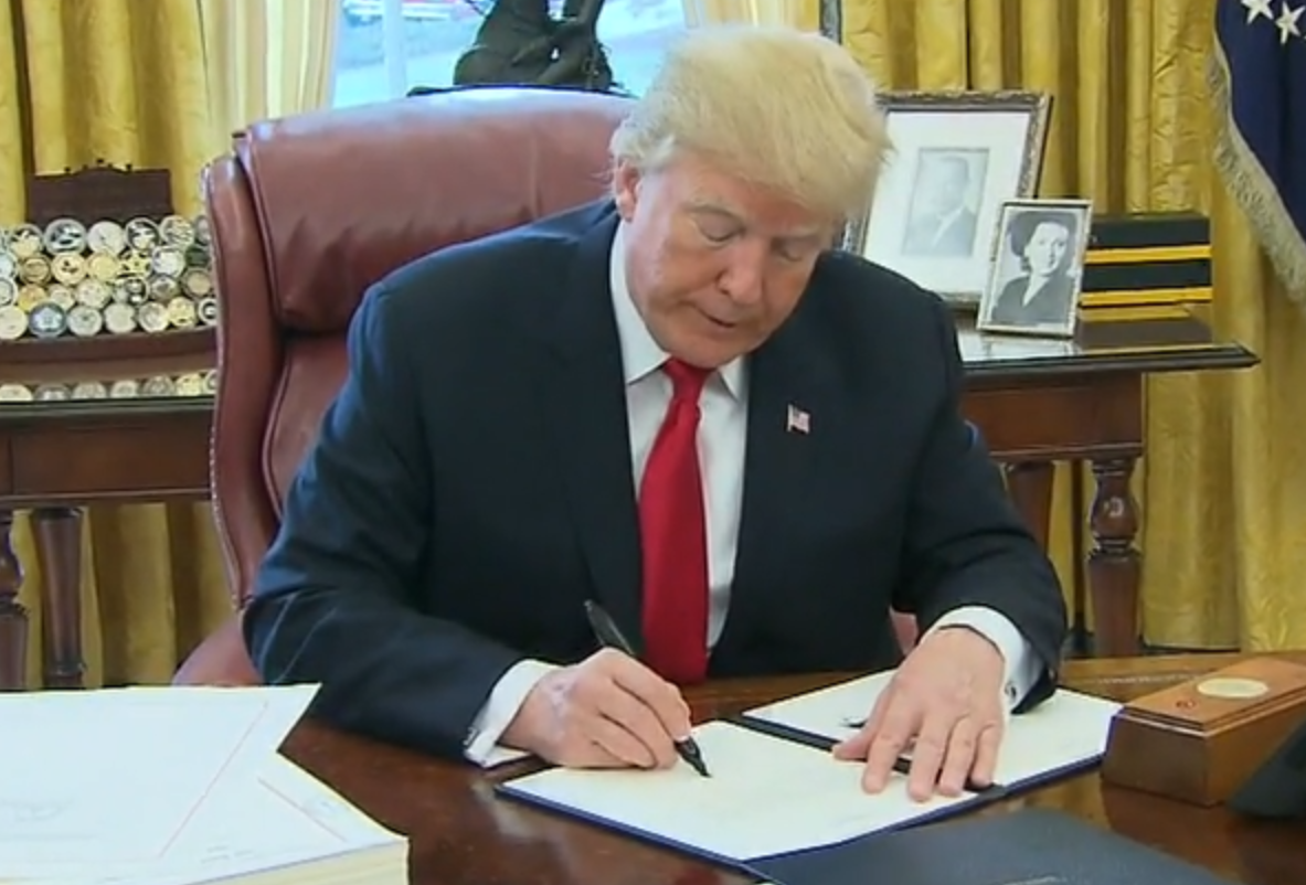CDNPosts's tweet photo. Watch Live: President Trump Delivers Remarks and Signs Executive Orders on Lowering Drug Prices:
President Donald Trump delivers remarks and signs three executive orders Friday aiming to lower prescription drug prices. One of https://t.co/klDWl5VLDH #donaldtrump #execu #featured https://t.co/SQnYdUDAVq
