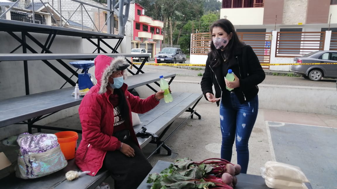 Azendecorp's tweet photo. Mediante alianza entre #Azende y #ClubRotarioTomebamba se entregó a #GobernacióndeCañar, productos #Vivant que están siendo distribuidos en toda la provincia. Gobernador #HernánCrespo y #ReinadeBiblián #VictoriaCalle efectuaron entregas. @jaimeordonez4 #VivantEcuador https://t.co/jDsHZ83cqF