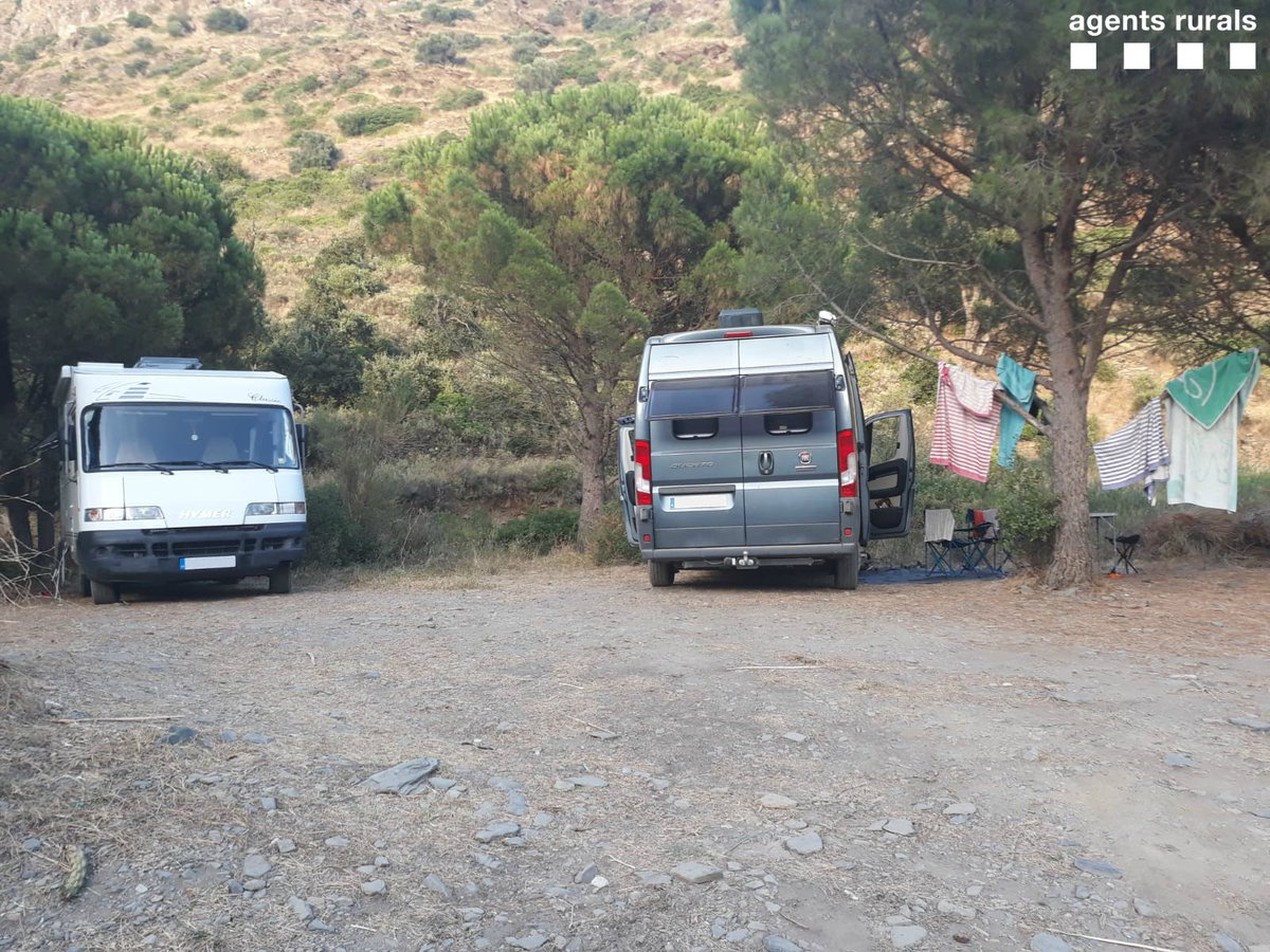 agentsruralscat's tweet photo. Fem desallotjar més de 30 autocaravanes de l'interior del #PNCapdeCreus

❗ Fer càmping lliure i acampar fora dels espais autoritzats dins els @parcscat és prohibit! https://t.co/9RyEbaReVU