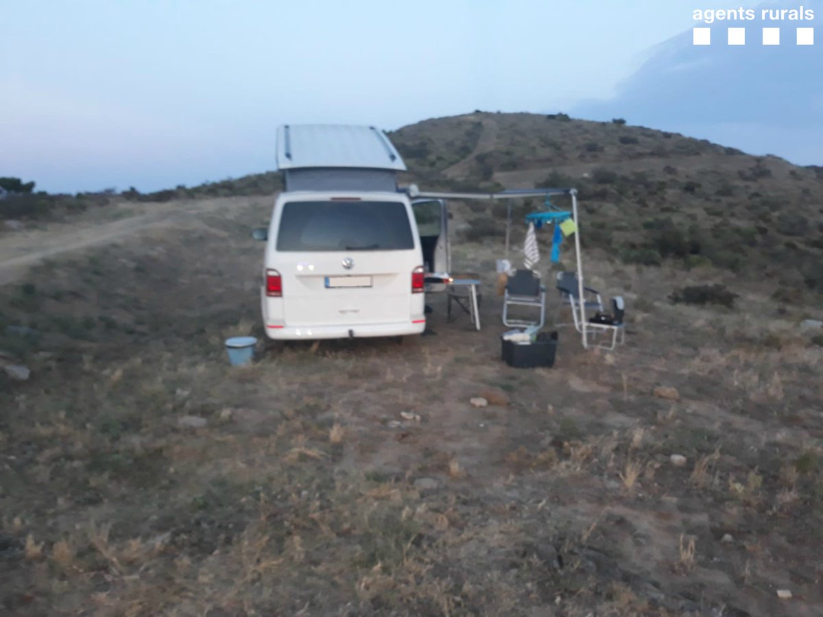 agentsruralscat's tweet photo. Fem desallotjar més de 30 autocaravanes de l'interior del #PNCapdeCreus

❗ Fer càmping lliure i acampar fora dels espais autoritzats dins els @parcscat és prohibit! https://t.co/9RyEbaReVU
