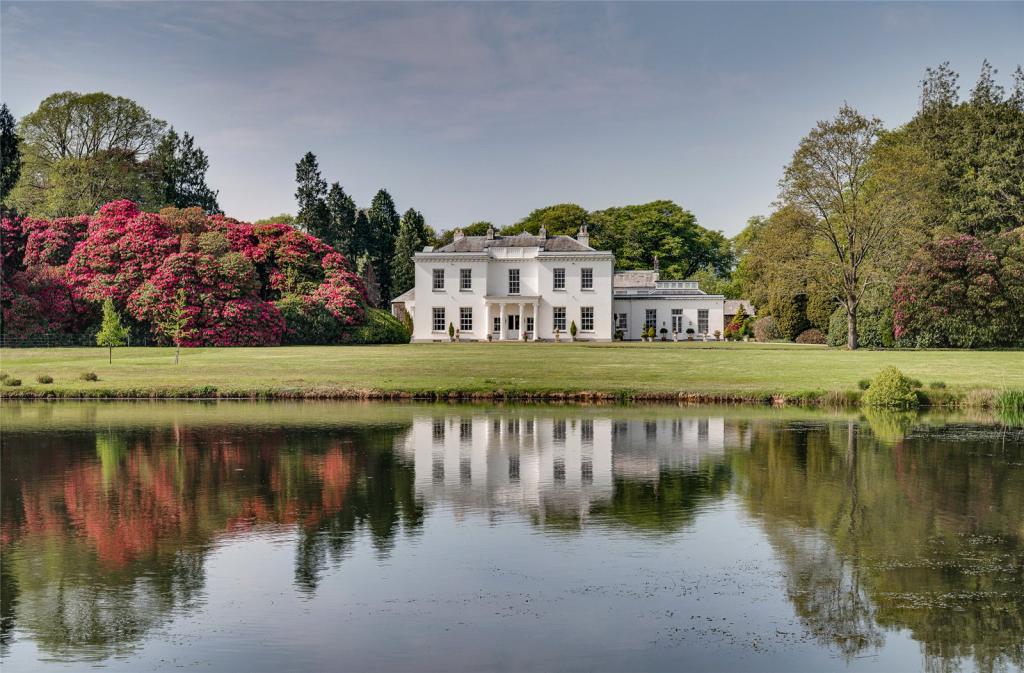 rightmove's tweet photo. What's the best way to start your weekend, we hear you say...

Why not peek inside the five most viewed homes on Rightmove this summer 😍

➡️ https://t.co/sSsC2Flrlt https://t.co/rv2bDdAdUJ