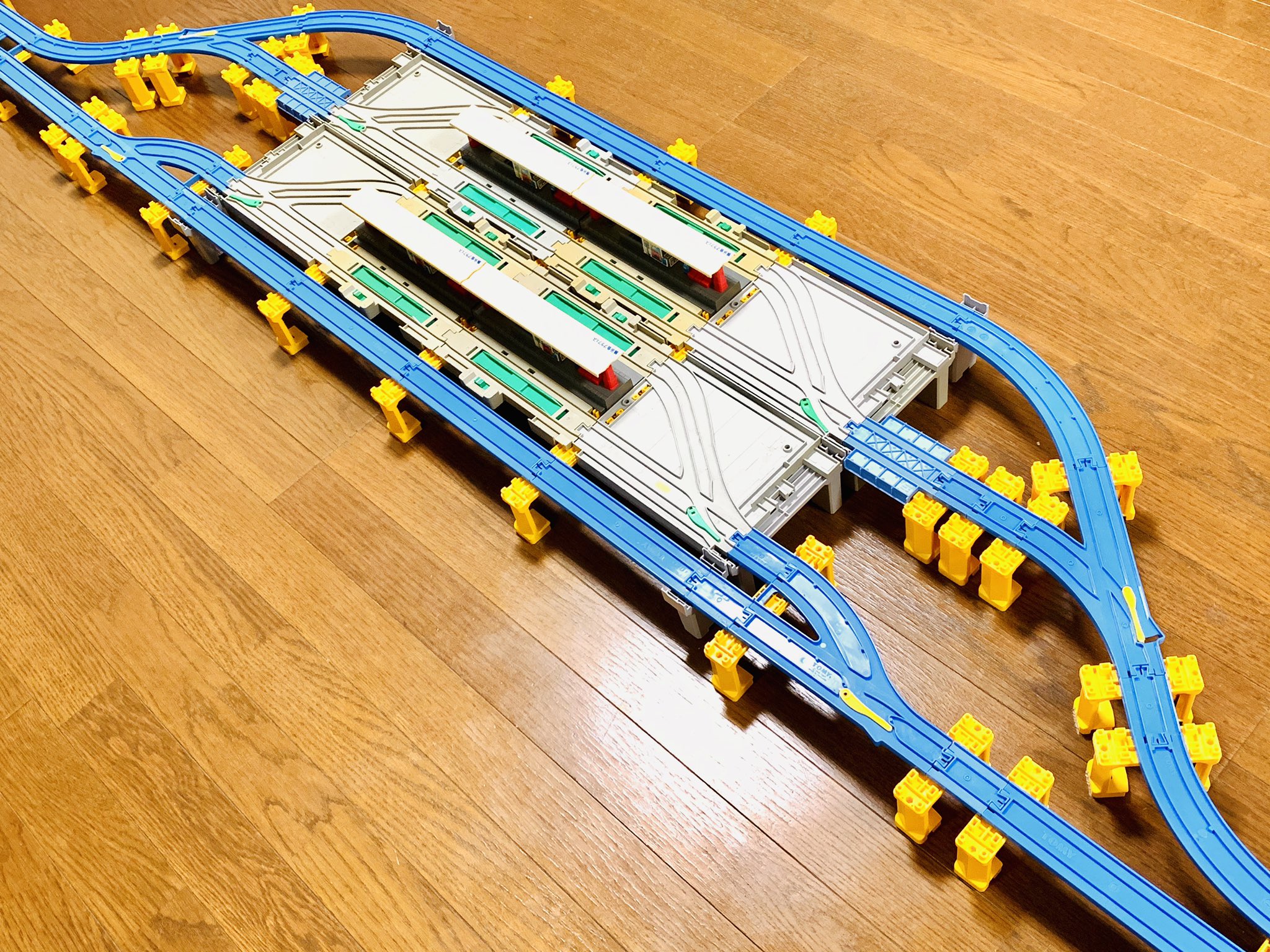 プラレール線路 4つのわっかをぐーるぐるっ！ レイアウト おいし 