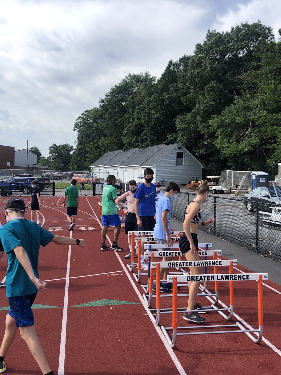XC_Project's tweet photo. Strength sessions included barefoot drills, hurdle mobility and medicine balls. A stronger runner is faster, healthier and more efficient. #strength #goodformrunning #fitness https://t.co/yljcMbG2jf
