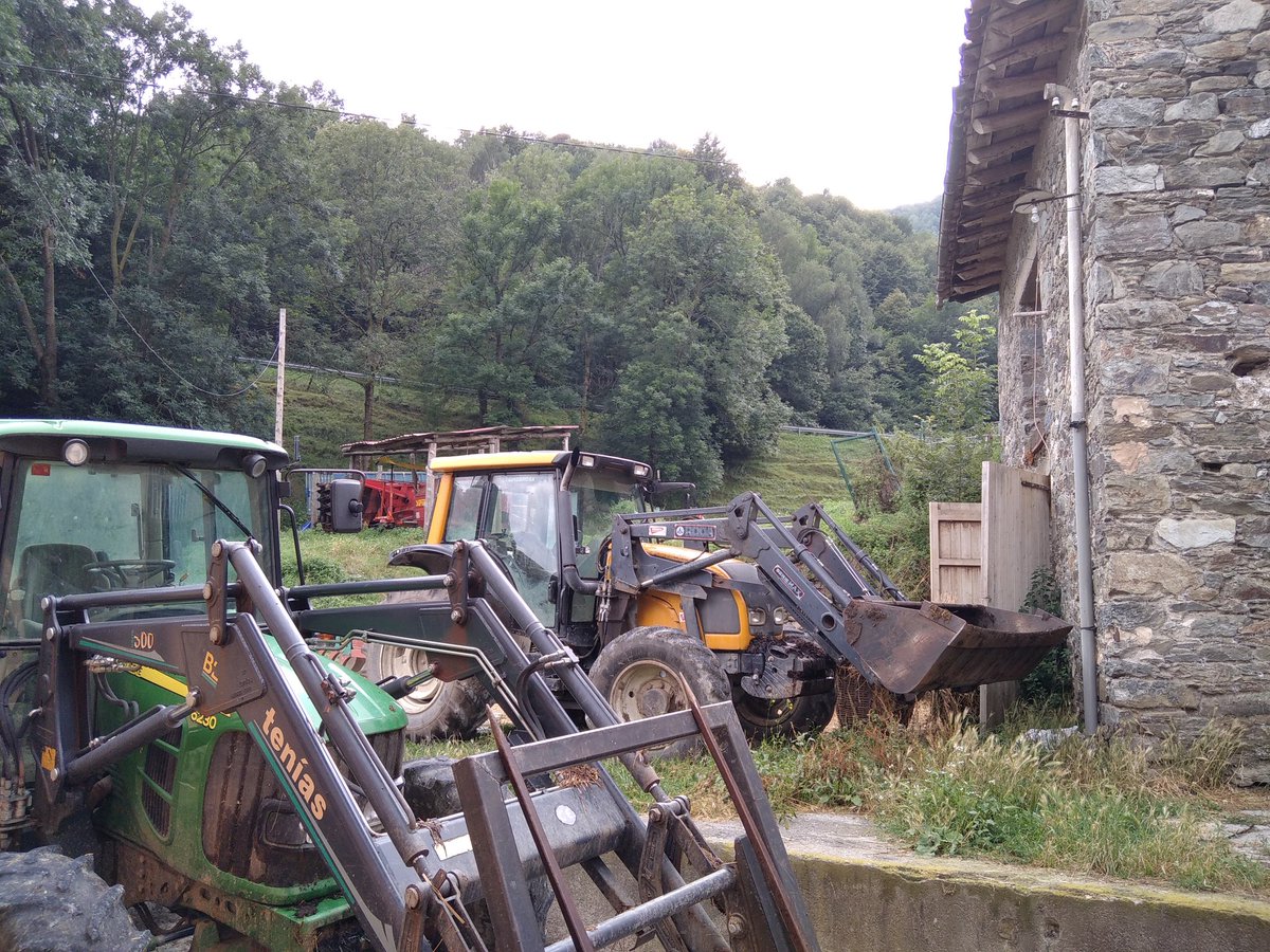 xaiecologic's tweet photo. Aleeee. Ferros a punt i dipòsits plens! De seguit que s'eixugui hi cardarem castanya a gleva!
#Llaurar
#Sembrar
#Farratge
#Imparables 💪💪🚜🚜 https://t.co/A6YINaxzYf