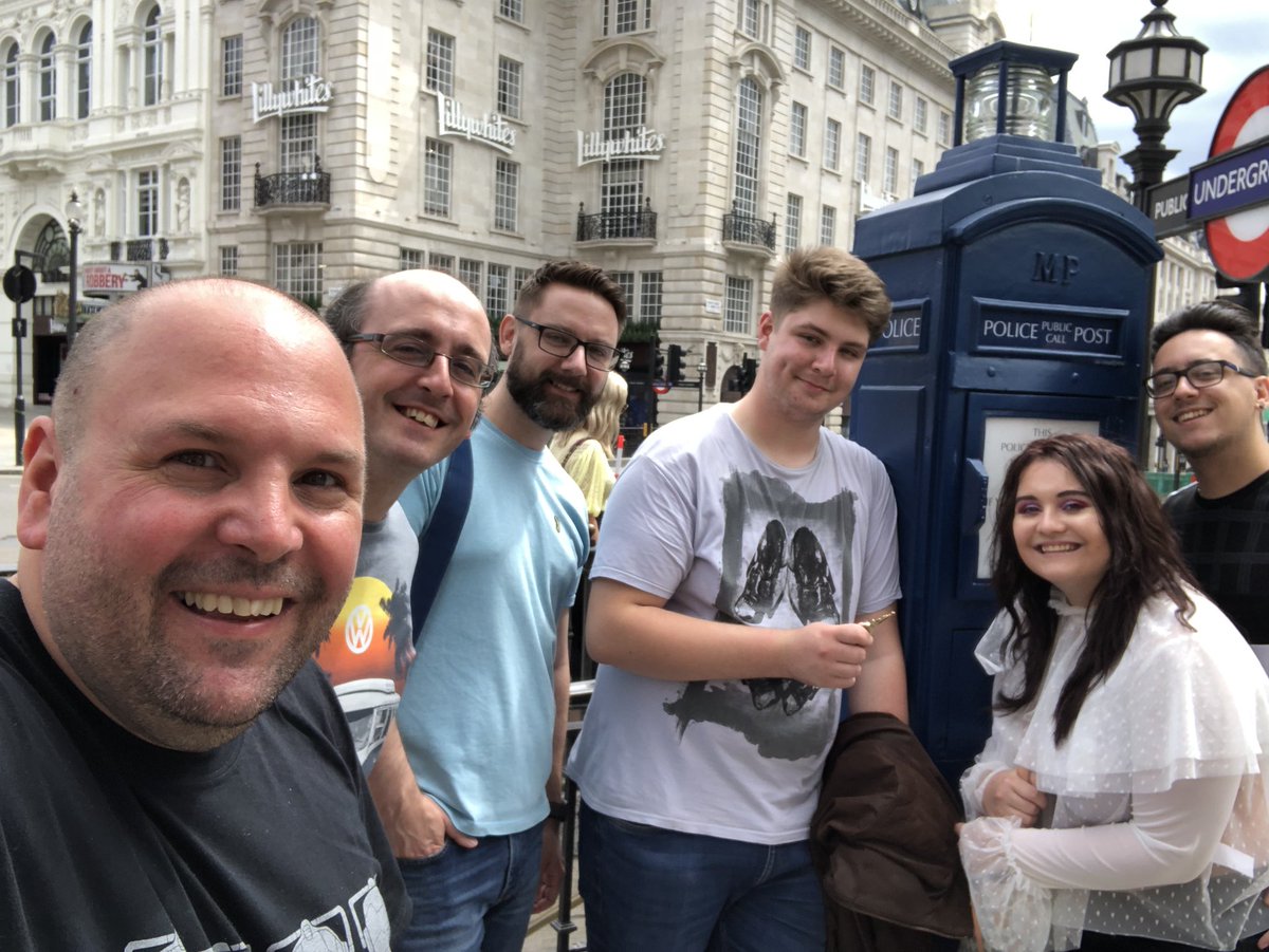 Time to jump in the TARDIS with these guys and get on the beers! 🍻
#LondonMeetUp