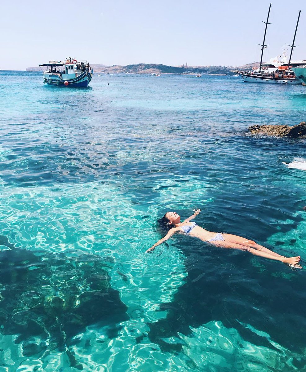Summer combo : eau bleue, cours d'anglais sous le soleil &amp; chill  🌴🌊
Une idée de la destination où se trouve notre étudiante ? 🤔🌏 #efmoment <a href="/Simirka/">Simona Krčková</a>