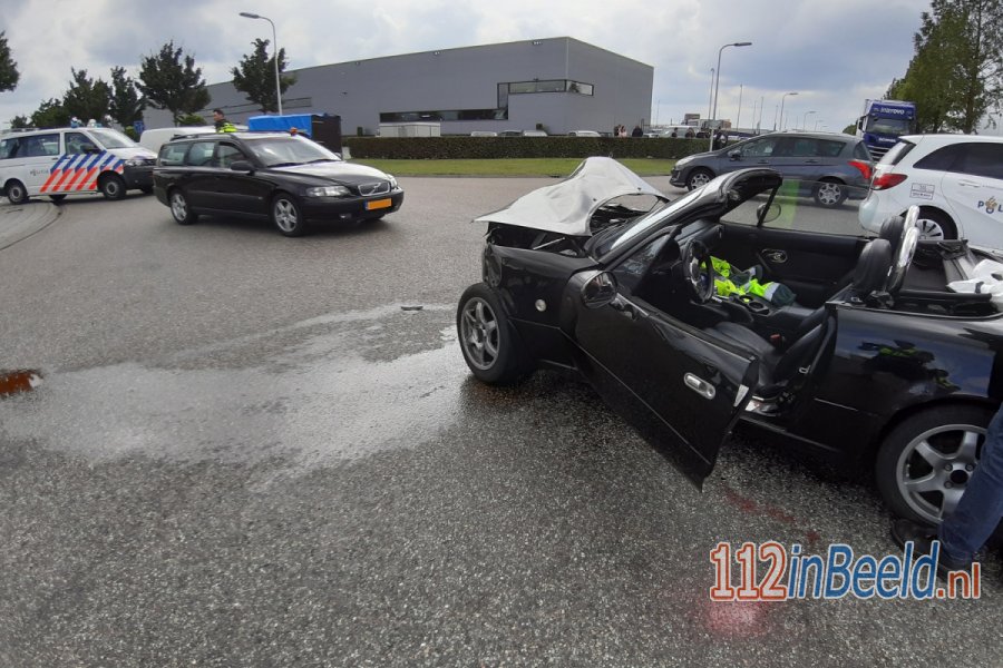 Testrit met auto eindigt in ongeval op de Lippestraat in #Zwolle. 112 in Beeld.