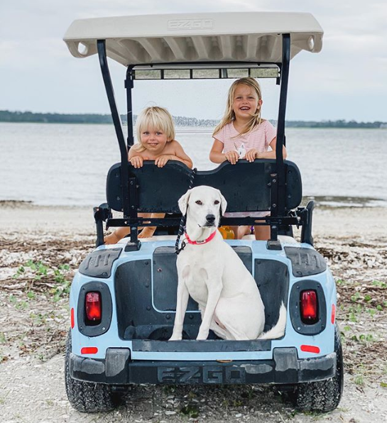 EZGO_Colombia's tweet photo. Nada mejor que el tiempo en familia, ellos ya están listos para comenzar la aventura.

@EZGOvehicles  la marca más vendida a nivel mundial de carritos de golf, con un amplio portafolio de vehículos, variedad en diseños y colores, sin duda @EZGOvehicles es lo que estás buscando. https://t.co/P6iPDSlhSU