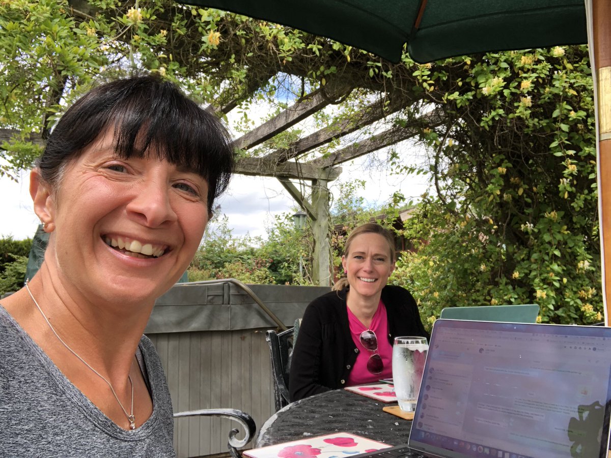 Eman_ESi's tweet photo. A great co-working afternoon for the @entecsi team with @JohnonSue. Great way to end the week. #entecfamily #collaboration. Happy Friday everyone. https://t.co/zEvCBnK2IW