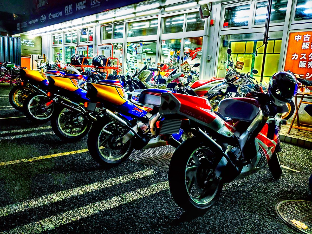 karokarotaro's tweet photo. 仕事のトラブルで夕方スタートだったけど楽しかった✨
帰りはガソスタでたくさんの方にお声がけ頂きました。
ロスマンズとガードナーヘルに興味津々の模様。
そうそうNew RCバルブインジケーターもゲッツしたぜ(σ・∀・)σ
お疲れ様でした🙇
#モトアップ #横田輪業 #MOTOwire
#NSR250R #NSR #KV3 https://t.co/M5AOTDRCDP