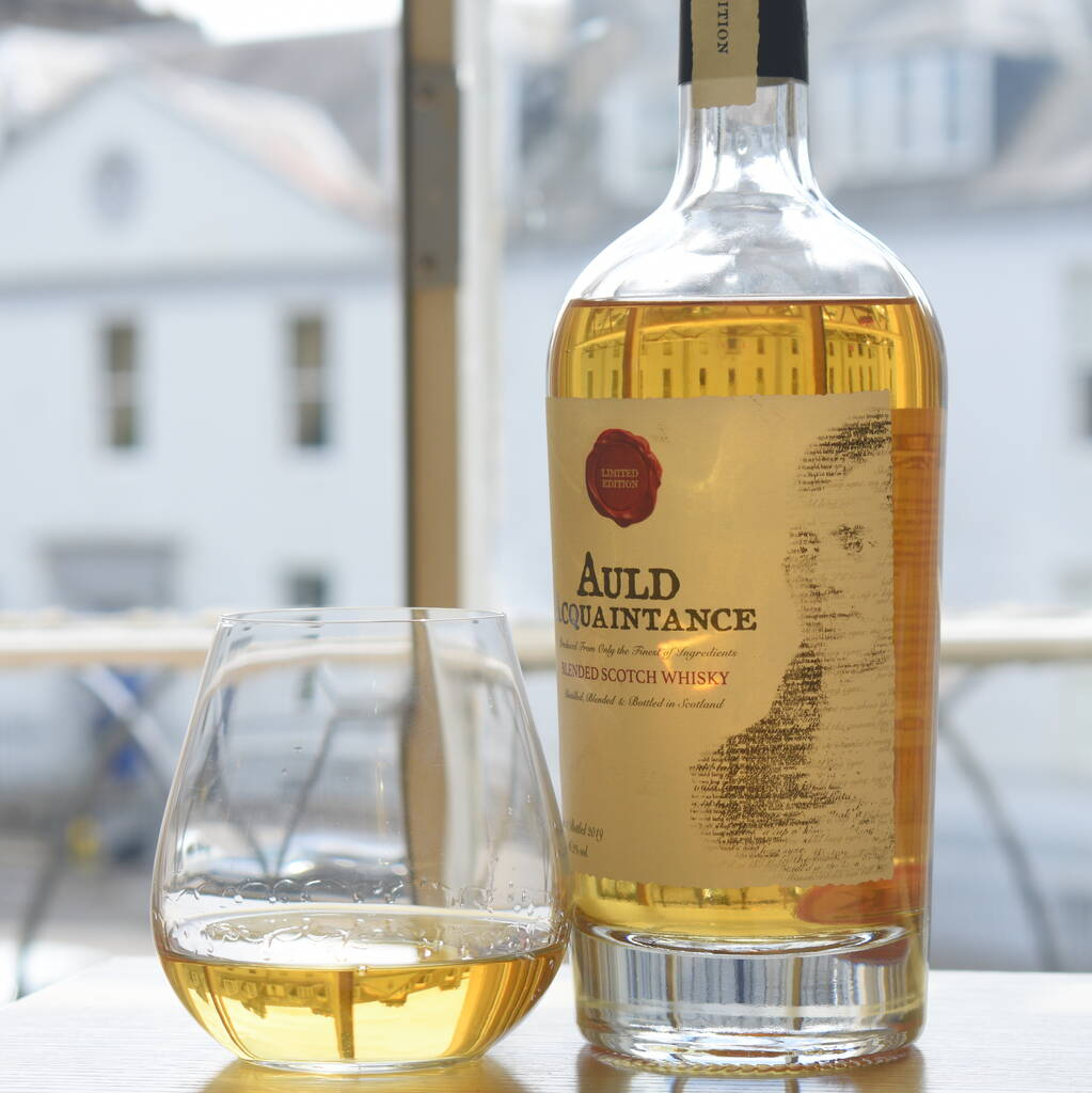 Auld Acquintance, whisky inspired by the Scottish Bard, is the perfect session dram. 

Tag the pal you're looking forward to Take a Cup O’ Kindness with 🥃🥃