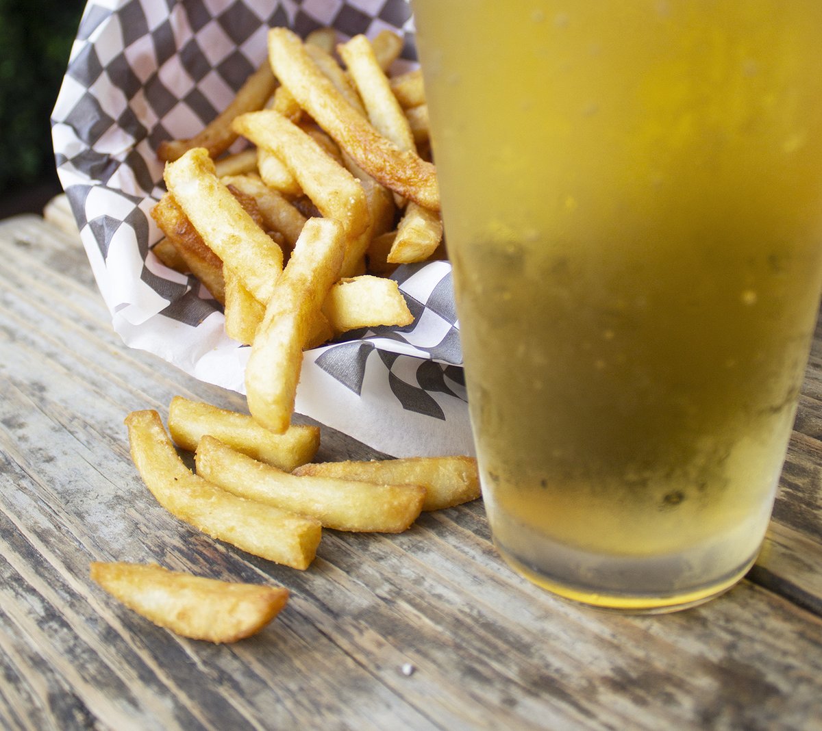FiveBucks727's tweet photo. Who's coming for good food &amp; cheap drinks at #FiveBucks this weekend? 🍔
.
📅 Daily Specials: https://t.co/9KHlAm9IiM
.
📸 Take pics &amp; tag us!
 @FiveBucksDrinkery #FiveBucksFun
.
.
.
#FiveBucksFun #DTSP #StPete #ILoveTheBurg #SupportLocal #Food #Drinks #HappyHour #TGIF #Weekend https://t.co/AMOOd32uB1